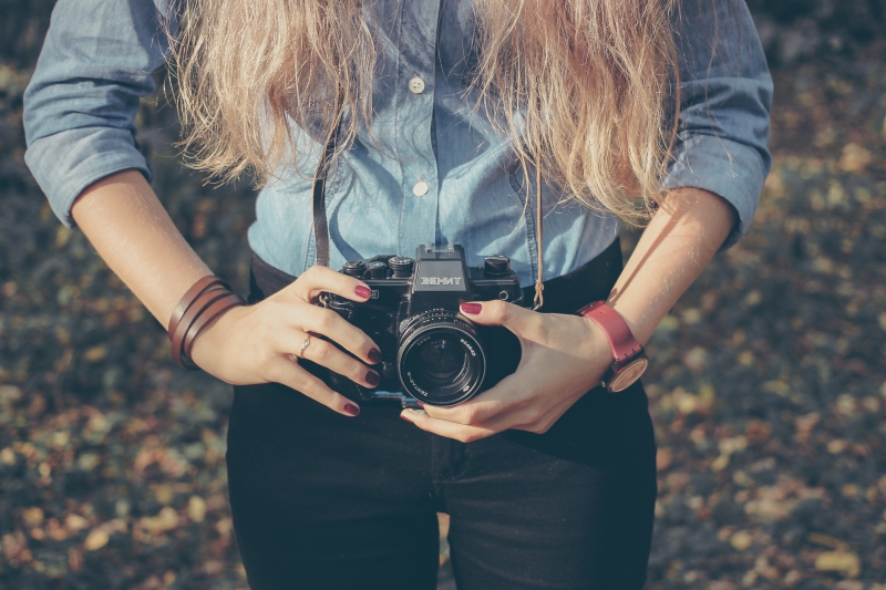 photographe-MOUANS SARTOUX-min_hand-person-girl-woman-camera-photography-614-pxhere.com